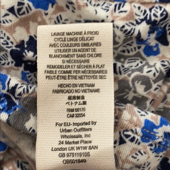 V Neck blouse with gathered sleeves - Picture 8 of 8